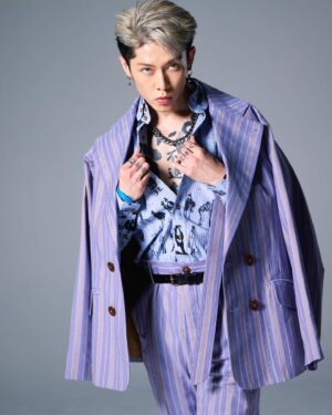 MIYAVI Instagram - Photographed by the living legend @kuri1936.official 

#VivienneWestwood
#EvolutionOfMan 
#LetterTotheEarth
#ヴィヴィアンウエストウッド
#PR

PS 
写真とは関係ないんだけど、昨日布袋先輩にお誘いしてもらってコンプレックス観てきた。日本のかっこいい男たち。日本男児、かっこいい！と思わされた。かっこいい男を見ると元気もらえるね。俺、別にそっちの気はないんだけど…(笑) 俺もイケおじ(？)目指して頑張ります。