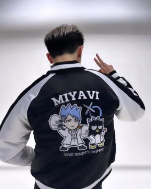 MIYAVI Instagram - 20th anniversary limited collab with BATSUMARU!
Grab yours before it’s gone 

２０周年記念特別コラボ
期間限定なので
なくなる前にゲットしてね

🫡

#俺たちワルだぜ
#いくぜ相棒
#実はいいやつ

#Repost @miyavi_staff
・・・
コラボグッズ販売決定！
全て新規描き下ろし！

＜販売期間＞
4 月 30 日(火)21:00～5 月 7 日(火)10:00

▼詳細 HP はこちら
https://www.village-v.co.jp/news/item/18789

▼ストアページこちら
https://vvstore.jp/feature/detail/21355/

#MIYAVI
#バッドばつ丸