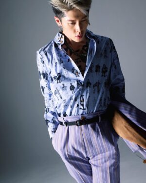 MIYAVI Instagram - Photographed by the living legend @kuri1936.official 

#VivienneWestwood
#EvolutionOfMan 
#LetterTotheEarth
#ヴィヴィアンウエストウッド
#PR

PS 
写真とは関係ないんだけど、昨日布袋先輩にお誘いしてもらってコンプレックス観てきた。日本のかっこいい男たち。日本男児、かっこいい！と思わされた。かっこいい男を見ると元気もらえるね。俺、別にそっちの気はないんだけど…(笑) 俺もイケおじ(？)目指して頑張ります。