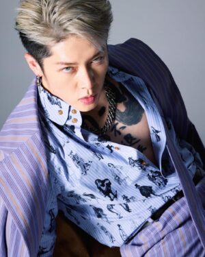 MIYAVI Instagram - Photographed by the living legend @kuri1936.official 

#VivienneWestwood
#EvolutionOfMan 
#LetterTotheEarth
#ヴィヴィアンウエストウッド
#PR

PS 
写真とは関係ないんだけど、昨日布袋先輩にお誘いしてもらってコンプレックス観てきた。日本のかっこいい男たち。日本男児、かっこいい！と思わされた。かっこいい男を見ると元気もらえるね。俺、別にそっちの気はないんだけど…(笑) 俺もイケおじ(？)目指して頑張ります。