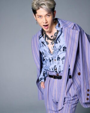 MIYAVI Instagram - Photographed by the living legend @kuri1936.official 

#VivienneWestwood
#EvolutionOfMan 
#LetterTotheEarth
#ヴィヴィアンウエストウッド
#PR

PS 
写真とは関係ないんだけど、昨日布袋先輩にお誘いしてもらってコンプレックス観てきた。日本のかっこいい男たち。日本男児、かっこいい！と思わされた。かっこいい男を見ると元気もらえるね。俺、別にそっちの気はないんだけど…(笑) 俺もイケおじ(？)目指して頑張ります。