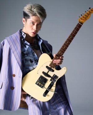 MIYAVI Instagram - Photographed by the living legend @kuri1936.official 

#VivienneWestwood
#EvolutionOfMan 
#LetterTotheEarth
#ヴィヴィアンウエストウッド
#PR

PS 
写真とは関係ないんだけど、昨日布袋先輩にお誘いしてもらってコンプレックス観てきた。日本のかっこいい男たち。日本男児、かっこいい！と思わされた。かっこいい男を見ると元気もらえるね。俺、別にそっちの気はないんだけど…(笑) 俺もイケおじ(？)目指して頑張ります。