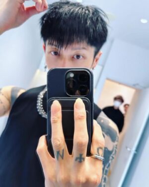 MIYAVI Instagram - 2024 Black mode.

头发染黑了。

２０２４年の夏はクールブラックで決まりや 💇🏻‍♂️
(たぶん)

#潔く諦めました
#お久しぶりの
#なにげに新鮮