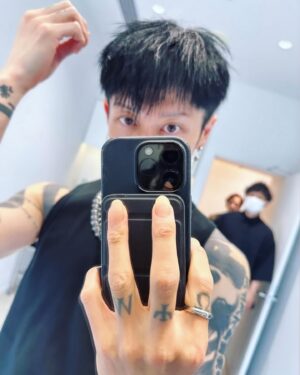 MIYAVI Instagram - 2024 Black mode.

头发染黑了。

２０２４年の夏はクールブラックで決まりや 💇🏻‍♂️
(たぶん)

#潔く諦めました
#お久しぶりの
#なにげに新鮮