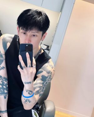 MIYAVI Instagram - 2024 Black mode.

头发染黑了。

２０２４年の夏はクールブラックで決まりや 💇🏻‍♂️
(たぶん)

#潔く諦めました
#お久しぶりの
#なにげに新鮮