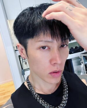 MIYAVI Instagram - 2024 Black mode.

头发染黑了。

２０２４年の夏はクールブラックで決まりや 💇🏻‍♂️
(たぶん)

#潔く諦めました
#お久しぶりの
#なにげに新鮮