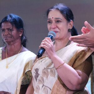 Maala Parvathi Instagram - Editoreal  എന്ന മാധ്യമ സ്ഥാപനം #wonderwomenawards ന് അതിഥിയായി ക്ഷണിച്ചപ്പോൾ ,എല്ലാ ചടങ്ങും പോലെ, മറ്റൊരു ചടങ്ങ് എന്നേ കരുതിയൊള്ളു. പക്ഷേ അത് അങ്ങനെ ഒരു സാധാരണ ചടങ്ങായിരുന്നില്ല. മനുഷ്യത്വത്തിൻ്റെ, മാനവികതയുടെ ആഘോഷമായിരുന്നു അത്.

ഇല്ലായ്മയുടെ പടുകുഴിയിൽ നിൽക്കുമ്പോഴും, മറ്റുള്ളവർക്ക് കൈത്താങ്ങാകുന്ന ,കൈത്താങ്ങായ കുറച്ച് സ്ത്രികൾക്കാണ് editoreal 'wonder women '  പദവി നൽകിയത്. 
ഉദാഹരണത്തിന് വിലാസിനി ചേച്ചി. ഗാന്ധിഗ്രാമിലെ ഒരു അനാഥ കുഞ്ഞിൻ്റെ നൂലു കെട്ടിന്, മാലിന്യം പെറുക്കി ജീവിക്കാന്ന ഒരു സ്ത്രീ സ്വർണ്ണ മാലാ  സമ്മാനിച്ചു എന്ന പത്രവാർത്ത വായിച്ച editorial -ൻ്റെ സാരഥിയായ @Arun Raghavan അവരുടെ വീട്ടിലെത്തി.
നാല് പേരടങ്ങുന്ന കുടുബത്തിലെ ഏക ആശ്രയമാണ് അർബുദ രോഗം ബാധിച്ച വിലാസിനി ചേച്ചി. വൃദ്ധയായ അമ്മയും, നടക്കാനാവാത്ത അവസ്ഥയിൽ വിലാസിനി ചേച്ചിയെ ആശ്രയിക്കുന്ന മറ്റ് 2 പേരുമാണ്  ചേച്ചിയുടെ കുടുംബം. സ്വന്തം ആവശ്യത്തിന്, ചികിത്സയ്ക്ക് ഉതകും എന്ന് കരുതി സൂക്ഷിച്ച സ്വർണ്ണ മാലയാണ് അവർ ആ കുഞ്ഞിന് സമ്മാനിച്ചത്.
സാധാരണ യുക്തിക്ക് മനസ്സിലാകാത്ത ആ നന്മയ്ക്ക് പ്രകൃതി നൽകിയ മറുപടിയാണ് അരുണിലൂടെ, വിഘ്നേഷിലൂടെ (Vighnesh Vijayakumar)  എഡിറ്റോറിയലിലൂടെ നടപ്പിലായത്.

വിലാസിനി അമ്മയുടെ ഈ പ്രവർത്തി.. എഡിറ്റോറിയലിനെ പ്രേരിപ്പിച്ചത് ചരിത്രം കുറിക്കാനാണ്.

 വിലാസിനി അമ്മയെ പോലെ സ്വയം മറന്ന്.. സ്വന്തം ഇല്ലായ്മ മറന്ന് പരോപകാരം ചെയ്യുന്നവരെ കണ്ടെത്താനാണ്.
തന്നെ ബാധിച്ച രോഗം മൂലം വീൽ ചെയറിൽ ജീവിക്കുന്ന 34 കാരിയായ, Shobhitha karla ക്ക് എത്ര നാൾ ജീവിക്കും എന്നറിയില്ല. പക്ഷേ ഒരോ നിമിഷവും അവരുടെ ജീവിതം അവർ അർത്ഥമുള്ളതാക്കുന്നു. വീൽ ചെയറിൽ ജീവിക്കുന്നവർക്ക് വേണ്ടി അവർ പ്രവർത്തിക്കുന്നു.
ഈ തരത്തിൽ പ്രവർത്തിക്കുന്ന 7 പേരെയാണ് എഡിറ്റോറിയൽ ആദരിച്ചത്.

അവർ ചരിത്രമാണ് കുറിച്ചത്. സിനിമയിൽ അഭിനയിക്കുന്നവരെയും മറ്റുമാണ് സാധാരണ ഗതിയിൽ ലോകം സെലിബ്രിറ്റി എന്ന് വിളിക്കാറ്.
എന്നാൽ സെലിബ്രിറ്റി എന്ന വാക്കിനെ പുനർ വ്യാഖ്യാനിക്കുകയായിരുന്നു.. ഇന്നലത്തെ ചടങ്ങിലൂടെ Editoreal. സോഷ്യൽ മീഡിയയിലൂടെ ഒന്നും പബ്ലിസിറ്റി നൽകാതെ, പ്രവർത്തിച്ചവരെയാണ് ഇവർ അന്വേഷിച്ച് കണ്ടെത്തിയത്.

ആ ചടങ്ങിന് സാക്ഷിയായവർക്കറിയാം.. ഇന്നലെ നടന്ന ചടങ്ങിൽ ഈശ്വരൻ്റെ ചൈതന്യം നിറഞ്ഞ് നിന്നിരുന്നു എന്ന്. ഈ നന്മയുടെ പ്രതിരൂപങ്ങളായ 7 പേർ, ഇല്ലായ്മയിലും മറ്റുള്ളവൻ്റെ വിശപ്പ് തീർക്കുന്ന 7 സ്ത്രീകൾ ഒരുമിച്ചത് കൊണ്ടാകാം.. ആ ചടങ്ങ് ദിവിത്യം ഉള്ളതായി മാറിയത്.

അലൗകികമായ ഒരു അനുഭവമായിരുന്നു @Editoreal സംഘടിപ്പിച്ച wonder Women awards.