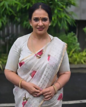 Maala Parvathi Instagram - ♥️♥️
Her smile make best makeup😍

@maala.parvathi 😍🫂
@sijithomasnobel
MUA @_sapnas_makeover

@_triomerakki_ 
@lintajeethu  #actor #actress #malayalamfilmactress 
#indianfilmindustry #indianfilmactress