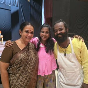 Maala Parvathi Instagram - പറന്ന് പോകുന്ന പക്ഷിക്കും, ചുറ്റുമുള്ള  മനുഷ്യർക്കും ഭക്ഷണം കൊടുക്കാനാഗ്രഹിക്കുന്ന, അതും നല്ല സ്വാദുള്ള ഭക്ഷണം ഉണ്ടാക്കി നൽകാൻ ഇഷ്ടമുള്ള രണ്ട് പേരാണ് മാമോവും മാളുവും. ആ ഇഷ്ടം അവർ, ജീവിക്കാൻ ഒരു വഴിയാക്കി, മാറ്റാൻ തീരുമാനിക്കുന്നു. അങ്ങനെ അങ്ങനെ അവർ, ഒരു കുഞ്ഞു കഫേ തുടങ്ങാൻ തീരുമാനിക്കുന്നു. ജാതിയുടെയും മതത്തിൻ്റെയും വേർതിരിവില്ലാത്ത ഒരു പേരാണ് അവരുടെ സ്വപ്ന കഫേക്ക് ഇടാൻ അവർക്ക് വേണ്ടത്.

ഭക്ഷണം കഴിക്കാനും, കല ചെയ്യാനും,അവതരിപ്പിക്കാനും പറ്റുന്ന ആ ഇടത്തിന് അവർ ''പാപ്പിസോറ" എന്ന് പേരിട്ടു.

ആ സ്വപ്നതുല്യമായ ഇടം അവർ നിർമ്മിച്ചതാകട്ടെ ഒരു മര മുകളിൽ.ചില്ലകൾക്കിടയിൽ കൂടാരങ്ങളിൽ ഭക്ഷണവും, ശിഖരങ്ങൾക്ക് നടുവിൽ സ്‌റ്റേജും, പൊത്തുകളിൽ ബാത്ത് റൂമും.. എന്ന് വേണ്ട.. എല്ലാ സൗകര്യവും.വരുന്നവർക്ക്, മരത്തിൻ്റെ കൂടാരത്തിൽ കയറാൻ ഏണിയും.. അവർ ഒരുക്കി വച്ചു.

ഒരുക്കങ്ങളെല്ലാം മാമോവും മാളുവും തകൃതിയിൽ ചെയ്തു.
ആ സ്വപ്നങ്ങൾ ഒരുക്കുന്നതിന് മലമുകൾ കയറുന്ന ആയാസമുണ്ടായിരുന്നെങ്കിലും, അതിന് മുകളിലെത്തിയാൽ അവർ കാണാൻ പോകുന്ന നക്ഷത്രങ്ങൾ അവർക്ക് ഊർജ്ജം നൽകി.

അങ്ങനെ ഉദ്ഘാടന ദിവസം വന്നെത്തി. പ്രതീക്ഷിക്കാത്ത ജനമാണ് അന്ന് അവിടെ വന്നത്. ചായ കൊടുത്തും, കാപ്പി കൊടുത്തും, വൃത്തിയാക്കിയും ഓടിനടന്നിരുന്ന മാമോ പാതിയിൽ വീണു പോയി. മാളു അവനെ ഉണർത്താൻ നോക്കുന്നുണ്ട്, സമാധാനിപ്പിക്കാനും. ''നമുക്ക് പറ്റും ", ഇല്ലെങ്കിൽ നമുക്ക് വീണ്ടും തുടങ്ങാം എന്നൊക്കെ.. ആ ഉണർത്താനുള്ള ശ്രമത്തിനിടയിൽ മാളു കാണികളോടും പറയുന്നുണ്ട്.. 'ഞങ്ങളെ പോലെ ഒരു പാട് പേരുണ്ട്. പാതിയിൽ വീണ് പോകുന്നവർ. നിങ്ങൾ ഞങ്ങളെയും ഓർക്കണേ.. ചേർത്ത് പിടിക്കണേ" എന്ന്..

Itfok ൽ തൃശൂർ ടൗൺ ഹോളിൽ നടന്ന നാടകം കണ്ണും മനസ്സും നിറച്ചു. പ്രധാന വേഷം ചെയ്ത മാമോവിൻ്റെയും, മാളുവിൻ്റയും പ്രകടനം മനസ്സിൽ നിന്ന് മായില്ല.

അലിയാർ അലി സംവിധാനം ചെയ്ത @Pappisora  എന്ന നാടകം 25 വേദികൾ പിന്നിട്ടു., 25 വേദികളിലും വ്യത്യസ്ത ക്ലൈമാക്സുകൾ ആയിരുന്നു എന്നാണ് ഈ നാടകത്തിൻ്റെ ആരാധകർ പറഞ്ഞത്. ഇന്നത്തെ അവതരണത്തിന് ക്ലൈമാക്സ് ഉണ്ടായിരുന്നില്ല. ക്ലൈമാക്സ് സംഭവിച്ചത് കാണിയുടെ ഹൃദയത്തിലാണ്. സഹജീവിയോടുള്ള കരുതലിനെ കുറിച്ച് നാടകം സംസാരിച്ചപ്പോൾ.. ജീവിതത്തിൽ നമ്മൾ കണ്ട എത്രയോ പേരുടെ മുഖം മനസ്സിലൂടെ കടന്ന് പോയി! കടന്ന് പോകുന്നു! കോവിഡ് കാലം വരുമെന്നറിയാതെ.. ബിസിനസ്സിൽ പണം മുടക്കി.. അപ്രതീക്ഷിതമായി എല്ലാം നശിച്ചവർ ! അങ്ങനെ തകർന്ന് പോയവർ  തൊട്ട്.. ഹൈവേയും മെട്രോയും ഒക്കെ വരുമ്പോൾ ജീവിതം വഴിമുട്ടുന്ന തട്ടുകടക്കാർ വരെ..!

നന്ദി പാപ്പിസോറ!

#Cognizance 
#puppettheatre 
#itfok 
#pappisora