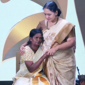 Maala Parvathi Instagram - Editoreal  എന്ന മാധ്യമ സ്ഥാപനം #wonderwomenawards ന് അതിഥിയായി ക്ഷണിച്ചപ്പോൾ ,എല്ലാ ചടങ്ങും പോലെ, മറ്റൊരു ചടങ്ങ് എന്നേ കരുതിയൊള്ളു. പക്ഷേ അത് അങ്ങനെ ഒരു സാധാരണ ചടങ്ങായിരുന്നില്ല. മനുഷ്യത്വത്തിൻ്റെ, മാനവികതയുടെ ആഘോഷമായിരുന്നു അത്.

ഇല്ലായ്മയുടെ പടുകുഴിയിൽ നിൽക്കുമ്പോഴും, മറ്റുള്ളവർക്ക് കൈത്താങ്ങാകുന്ന ,കൈത്താങ്ങായ കുറച്ച് സ്ത്രികൾക്കാണ് editoreal 'wonder women '  പദവി നൽകിയത്. 
ഉദാഹരണത്തിന് വിലാസിനി ചേച്ചി. ഗാന്ധിഗ്രാമിലെ ഒരു അനാഥ കുഞ്ഞിൻ്റെ നൂലു കെട്ടിന്, മാലിന്യം പെറുക്കി ജീവിക്കാന്ന ഒരു സ്ത്രീ സ്വർണ്ണ മാലാ  സമ്മാനിച്ചു എന്ന പത്രവാർത്ത വായിച്ച editorial -ൻ്റെ സാരഥിയായ @Arun Raghavan അവരുടെ വീട്ടിലെത്തി.
നാല് പേരടങ്ങുന്ന കുടുബത്തിലെ ഏക ആശ്രയമാണ് അർബുദ രോഗം ബാധിച്ച വിലാസിനി ചേച്ചി. വൃദ്ധയായ അമ്മയും, നടക്കാനാവാത്ത അവസ്ഥയിൽ വിലാസിനി ചേച്ചിയെ ആശ്രയിക്കുന്ന മറ്റ് 2 പേരുമാണ്  ചേച്ചിയുടെ കുടുംബം. സ്വന്തം ആവശ്യത്തിന്, ചികിത്സയ്ക്ക് ഉതകും എന്ന് കരുതി സൂക്ഷിച്ച സ്വർണ്ണ മാലയാണ് അവർ ആ കുഞ്ഞിന് സമ്മാനിച്ചത്.
സാധാരണ യുക്തിക്ക് മനസ്സിലാകാത്ത ആ നന്മയ്ക്ക് പ്രകൃതി നൽകിയ മറുപടിയാണ് അരുണിലൂടെ, വിഘ്നേഷിലൂടെ (Vighnesh Vijayakumar)  എഡിറ്റോറിയലിലൂടെ നടപ്പിലായത്.

വിലാസിനി അമ്മയുടെ ഈ പ്രവർത്തി.. എഡിറ്റോറിയലിനെ പ്രേരിപ്പിച്ചത് ചരിത്രം കുറിക്കാനാണ്.

 വിലാസിനി അമ്മയെ പോലെ സ്വയം മറന്ന്.. സ്വന്തം ഇല്ലായ്മ മറന്ന് പരോപകാരം ചെയ്യുന്നവരെ കണ്ടെത്താനാണ്.
തന്നെ ബാധിച്ച രോഗം മൂലം വീൽ ചെയറിൽ ജീവിക്കുന്ന 34 കാരിയായ, Shobhitha karla ക്ക് എത്ര നാൾ ജീവിക്കും എന്നറിയില്ല. പക്ഷേ ഒരോ നിമിഷവും അവരുടെ ജീവിതം അവർ അർത്ഥമുള്ളതാക്കുന്നു. വീൽ ചെയറിൽ ജീവിക്കുന്നവർക്ക് വേണ്ടി അവർ പ്രവർത്തിക്കുന്നു.
ഈ തരത്തിൽ പ്രവർത്തിക്കുന്ന 7 പേരെയാണ് എഡിറ്റോറിയൽ ആദരിച്ചത്.

അവർ ചരിത്രമാണ് കുറിച്ചത്. സിനിമയിൽ അഭിനയിക്കുന്നവരെയും മറ്റുമാണ് സാധാരണ ഗതിയിൽ ലോകം സെലിബ്രിറ്റി എന്ന് വിളിക്കാറ്.
എന്നാൽ സെലിബ്രിറ്റി എന്ന വാക്കിനെ പുനർ വ്യാഖ്യാനിക്കുകയായിരുന്നു.. ഇന്നലത്തെ ചടങ്ങിലൂടെ Editoreal. സോഷ്യൽ മീഡിയയിലൂടെ ഒന്നും പബ്ലിസിറ്റി നൽകാതെ, പ്രവർത്തിച്ചവരെയാണ് ഇവർ അന്വേഷിച്ച് കണ്ടെത്തിയത്.

ആ ചടങ്ങിന് സാക്ഷിയായവർക്കറിയാം.. ഇന്നലെ നടന്ന ചടങ്ങിൽ ഈശ്വരൻ്റെ ചൈതന്യം നിറഞ്ഞ് നിന്നിരുന്നു എന്ന്. ഈ നന്മയുടെ പ്രതിരൂപങ്ങളായ 7 പേർ, ഇല്ലായ്മയിലും മറ്റുള്ളവൻ്റെ വിശപ്പ് തീർക്കുന്ന 7 സ്ത്രീകൾ ഒരുമിച്ചത് കൊണ്ടാകാം.. ആ ചടങ്ങ് ദിവിത്യം ഉള്ളതായി മാറിയത്.

അലൗകികമായ ഒരു അനുഭവമായിരുന്നു @Editoreal സംഘടിപ്പിച്ച wonder Women awards.