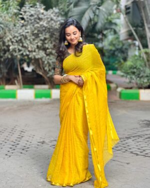 Maanasi G Kannan Instagram - It’s yellove season. So why not 👀💛

#maanasi #supersinger #singer #saree #sareelove #yellow #yellove💛