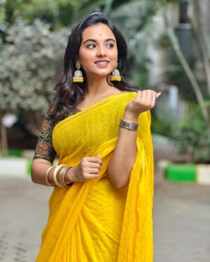 Maanasi G Kannan Instagram - It’s yellove season. So why not 👀💛

#maanasi #supersinger #singer #saree #sareelove #yellow #yellove💛