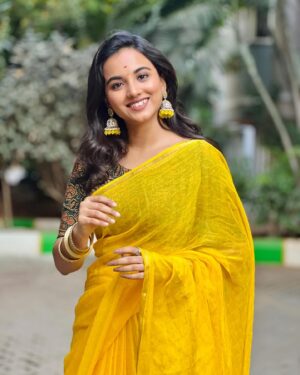 Maanasi G Kannan Instagram - It’s yellove season. So why not 👀💛

#maanasi #supersinger #singer #saree #sareelove #yellow #yellove💛