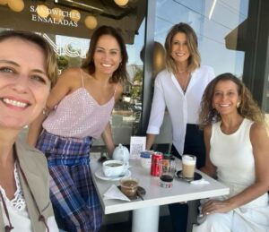 Macarena Pizarro Instagram - Foto robada a @carolaurrejolatv para mostrarles lo bueno que estuvo este café con la @conisantamariam y la @paula_comandari !!
Qué pena no poder contarles nada de lo que hablamos 😂