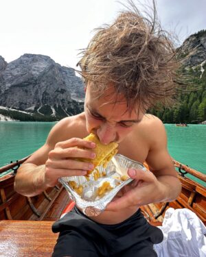 Maciej Musiał Instagram - ALPYYY LATEM to moje największe wakacyjne odkrycie ostatnich lat. Fura, namiot i w trasę po wszystkich jeziorach. Tu włoskie jezioro Pragser Wildsee✨
