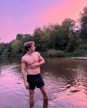 Maciej Musiał Instagram - polska klata w polskiej rzece