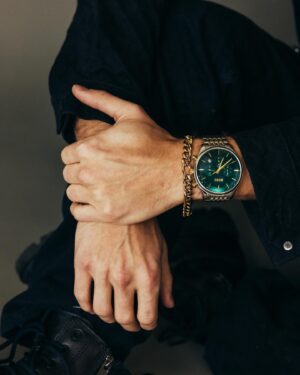 Maciej Musiał Instagram - ciiii słucham uderzeń wskazówek mojego zegarka @boss 

Model Gregor i wszystkie zegarki @boss znajdziecie w butikach @butiki_swiss

#reklama #BeYourOwnBoss #BOSSWatches #myswissstory