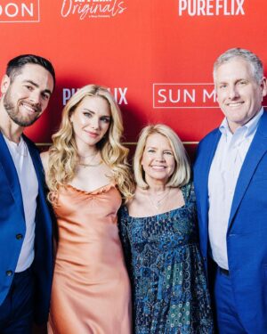 Mackenzie Mauzy Instagram - the première! ❤️☀️🌙 
*
*
*
💄@breckenbreckenbrecken