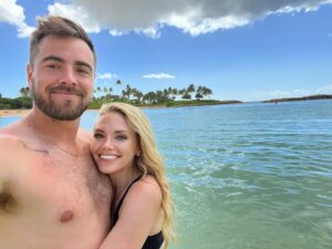 Mackenzie Mauzy Instagram - aloha, mahalo and goodnight! 🌺