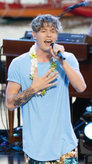Mackenzie Sol Instagram - @mackenziesol makin’ all of us jealous of those moves at @disneyaulani! 🌊

3️⃣ ways to vote:⁣ ⁣⁣⁣⁣⁣⁣⁣⁣⁣ 
🌟Go to americanidol.com/vote⁣⁣⁣⁣⁣⁣⁣⁣⁣⁣⁣ 
🌟Use the American Idol App ⁣⁣⁣⁣⁣⁣⁣⁣⁣⁣⁣ 
🌟Text 15 to 21523⁣⁣⁣⁣⁣⁣⁣⁣⁣ ⁣⁣⁣⁣⁣⁣⁣
Voting closes at 6am ET! 📲🙌