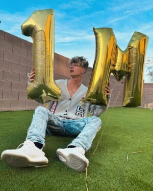 Mackenzie Sol Instagram - 1 million followers… It feels so insane to say that I love you guys so much and I promise to make you all proud. Thank you for believing in me. ❤️