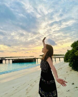 Macy Chan Instagram - 家人們馬爾代夫旅行 男人就是負責 幫女神們拍照 陪女神們拍照 然後乖乖去埋單⋯⋯⋯⋯
#喝椰子水緩解無奈

@ericsuen @mirandasuen_dadasun @macy222
