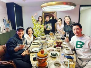Macy Chan Instagram - 沒有計劃過的生日【Part2】
完全符合我這種喜歡Ad Hoc的個性
卻又充滿了愛和豐盛💝
正日有一群兄弟姐妹臨時組織了火鍋、超級好吃的豆沙蛋糕🎂，還有美女送來的超美的花🌹。
看來早早就計劃好的就是媽媽的一碗長壽麵🍲
超級好吃。

@ericsuen 
#adhoc #birthdaygirl #birthdaycake