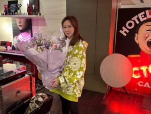 Macy Chan Instagram - 沒有計劃過的生日【Part2】
完全符合我這種喜歡Ad Hoc的個性
卻又充滿了愛和豐盛💝
正日有一群兄弟姐妹臨時組織了火鍋、超級好吃的豆沙蛋糕🎂，還有美女送來的超美的花🌹。
看來早早就計劃好的就是媽媽的一碗長壽麵🍲
超級好吃。

@ericsuen 
#adhoc #birthdaygirl #birthdaycake