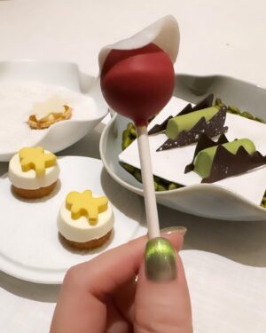 Macy Chan Instagram - 提前10日吃聖誕大餐🎄
吃4種番茄煮成的番茄醬意麵前🍅
有靚仔waiter幫我們戴上口水巾
有點偶像劇男生幫女生戴項鍊的感覺🤪
#michelin2stars #paccheripasta #bibs #christmasdinner #davittorio