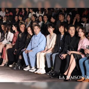 Macy Chan Instagram - 讀中學的時候穿長衫（很多人說成旗袍，但老師說長衫不是旗袍😅），應該是我跟中式衣服親密接觸的開始。冬天的時候我們都喜歡棉襖配開雙叉的單薄夏裝長衫，名副其實的「上面蒸鬆糕，下面涼浸浸」。畢業後偶爾有機會穿旗袍/其他中式衣服，都特別有一份親切感。Always love Chinese arts….

#fashionshow #chineseart @ericsuen