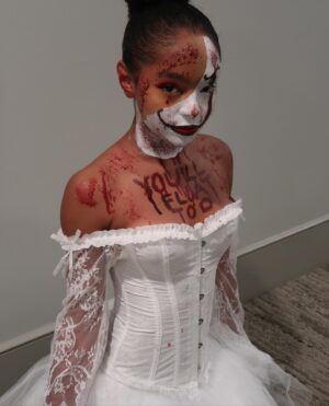 Madalen Mills Instagram - IT’s halloweekend🎈🩸#happyhalloween #youllfloattoo🎈