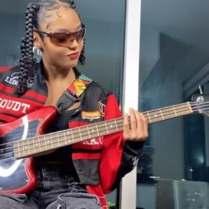 Madalen Mills Instagram - yeaaa…cause girls is players too!! 🎸🔥

*i do not own the rights to this music* (but i did write this bass solo tho 😉)
