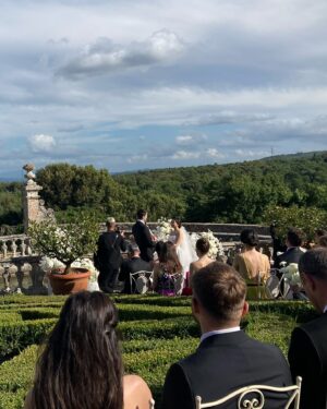 Mădălina Craiu Instagram - Casa de piatră unuia dintre cei mai vechi prieteni ai mei și primul dintre noi care se căsătorește 🥹
Nu l-am văzut niciodată atât de fericit, pe care cale complimentam feroce noua lui soție, Beatrice, să aibă tot tot tot ce își doresc!
Rochia e făcută de Iolanda Mutu la minut ca așa face ea rochiile spectaculoase, în câteva zile, e locco💃🏻 E din organza de in, acest material făcut ca să umble nebun prin Italia🤌
