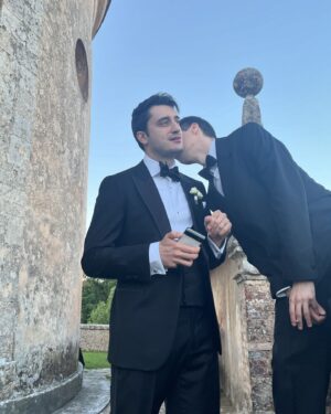 Mădălina Craiu Instagram - Casa de piatră unuia dintre cei mai vechi prieteni ai mei și primul dintre noi care se căsătorește 🥹
Nu l-am văzut niciodată atât de fericit, pe care cale complimentam feroce noua lui soție, Beatrice, să aibă tot tot tot ce își doresc!
Rochia e făcută de Iolanda Mutu la minut ca așa face ea rochiile spectaculoase, în câteva zile, e locco💃🏻 E din organza de in, acest material făcut ca să umble nebun prin Italia🤌