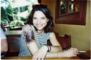 Mădălina Craiu Instagram - Bucăți de vacanță de anul ăsta, că m-am plimbat cu aparatul peste tot. De când l-am luat și de când fac poze cu el, ce vine de la developat trece la print și pozele din album, ca alea de când eram mici, sunt singurele pe care le rețin. O fi de la film sau de la faptul ca te obligă să imortalizezi doar ce ți se pare relevant, dar mă bucur ca un copil când mă uit la ele sau pot să le iau în mână.
PS O să vină și peisaje și oamenii cu care am fost, am mai multe decât credeam
PPS Dacă scoateți de la naftalină aparatele pe film, vă recomand să developați la @camera.lucidda.lab , fac o reclamă cat se poate de subiectivă și gratuită, dar sunt tineri și pasionați, sunt printre cei mai buni de pe piață și au prețuri mai abordabile decât media