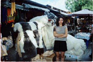 Mădălina Craiu Instagram - Bucăți de vacanță de anul ăsta, că m-am plimbat cu aparatul peste tot. De când l-am luat și de când fac poze cu el, ce vine de la developat trece la print și pozele din album, ca alea de când eram mici, sunt singurele pe care le rețin. O fi de la film sau de la faptul ca te obligă să imortalizezi doar ce ți se pare relevant, dar mă bucur ca un copil când mă uit la ele sau pot să le iau în mână.
PS O să vină și peisaje și oamenii cu care am fost, am mai multe decât credeam
PPS Dacă scoateți de la naftalină aparatele pe film, vă recomand să developați la @camera.lucidda.lab , fac o reclamă cat se poate de subiectivă și gratuită, dar sunt tineri și pasionați, sunt printre cei mai buni de pe piață și au prețuri mai abordabile decât media
