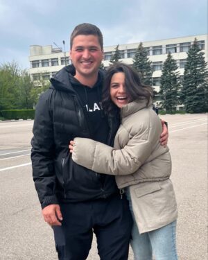 Mădălina Craiu Instagram - Am terminat Clanul!!!
Faceți cunoștință cu echipa de șoc, oamenii care au lucrat 12 ore pe zi în fiecare zi, timp de doi ani, ca să spunem povestea de care v-ați bucurat alături de noi. Ei sunt echipa din spate, cei care nu apar niciodată în fața camerei, dar fără de care nimic nu ar fi posibil. 
În ordinea apariției,
Mihai, First AD, asistent de regie și liantul între noi toți, omul care știe tot și care are o inimă dublă, care a pus sănătatea lui la bătaie pentru buna desfășurare a lucrului și care a reușit să ne țină sudați până la sfârșit 
Manuela Key Hair, Regina buclelor și bărbilor tăiate la milimetru 
Lupu, Focus Puller, datorită căruia ne vedeți clar, care ajustează focusul în timp real și ne estimează pașii la ochi, fără de care nu s-ar vedea nimic
Mihnea, capul departamentului de sunet, fără de care nu ne-am auzi și cel cu care am lucrat ani de zile și la alte proiecte și echipa lui:
John, care ne pune lavaliere în cele mai inventive locuri și aleargă cu boom-ul după noi să capteze pași, respirații, zgomote de fond alături și de -
Andrei, la fel de lipit de noi, cu aceleași atribuții, ceva mai înalt și clar la fel de vesel
Rox, Make up On Set, care are grijă să arătăm la fel la fiecare început de dublă, face retușuri în secunde și m-a ținut hidratată doi ani
Silviu, Props, face parte și departamentul care se ocupă să avem toate obiectele de joc, fără ei nu ar exista telefoane, bilețele, pistoale și dosare; care în timpul liber e apicultor și ne aduce miere
Sergiu, 2nd AD, mâna dreaptă a lui Mihai și cel care are grijă să fim informați în fiecare minut despre tot ce se întâmplă pe set, să ne aducă orice am avea nevoie și să se asigure că ne machiem, ne îmbrăcăm și plecăm la timp pe set, are ochi și urechi și grijă pentru toată lumea concomitent
Dora, Key Make Up, datorită căreia arătăm a oameni, dar și cea care ne bușește fețele în funcție de rănile aferente mafioților, cea cu care facem și tura de terapie dimineața 
Ei sunt o parte mică din toată echipa pe care sper ca o pot pune integral pe story și pe care o sa o las în highlights
Mulțumim frumos pentru tot! Sunteți cei mai tari, ați muncit ca nebunii și mă bucur enorm ca am lucrat împreună!