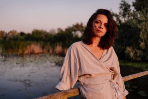 Mădălina Craiu Instagram - @sabinacostinel in plin ponton, să tot fie vreo două luni de când am făcut pozele astea, pe vremea când eram prin deltă și eram “la muncă” și ne vedeam zilnic