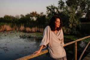 Mădălina Craiu Instagram - @sabinacostinel in plin ponton, să tot fie vreo două luni de când am făcut pozele astea, pe vremea când eram prin deltă și eram “la muncă” și ne vedeam zilnic