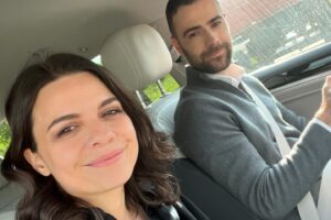 Mădălina Craiu Instagram - Ultima zi de filmare, câteva poze și ultima oară când ne-am distrat în combinația asta la o filmare pentru Clanul. Să vină tot mai multe alte proiecte și să ne păstrăm. Mulțumesc pentru călătorie.
Revin luni când ne luăm la revedere și de la cei care ne văd pe ProTV. Pentru cei care ne-au urmărit pe Voyo, mulțumim frumos ca ne-ați fost aproape și ne-ați susținut. 
Pentru ca luni plănuiesc să vă fac cunoștință cu echipa tehnică, astăzi este despre echipa creativă și colegii pe care m-am sprijinit și datorită cărora cred ca am ajuns sa fiu o actriță mai bună. Mulțumesc creatorilor și producătorilor acestui serial pentru încredere și pentru încăpățânarea de a-mi da secvențe grele de jucat, dar și pentru ca mi i-au dat pe Carmen și pe Cristian și pe Denis ca parteneri. Mulțumesc și mulțumim regizorilor pentru răbdare și îndrumare și directorului de imagine pentru estetica în care ne-a lăsat să ne jucăm de-a Clanul. 
Mulțumim, vă pupăm și vă așteptăm alături de noi în următoarele proiecte🫡