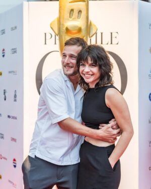 Mădălina Craiu Instagram - Încă o seară la @premiilegopo și fotografii pentru care le mulțumesc lui @cosmin.kleiner, Adrian Holerga și bunei mele prietene @ioanasourcherry care reușește să mă prindă în cele mai neortodoxe momente, dar care totuși ne definesc relația 
Imense mulțumiri @person_a___ pentru rochia în care poți face orice, păstrând demnitatea ocaziei. Sunt un brand nou si au o colecție super, extrem de comodă și cel mai important, rochiile au buzunare. E foarte important. Știi ce să faci cu mâinile.
M-am și tuns, și pentru ca am o disciplină execrabilă în ceea ce privește cine mă tunde, mi-am făcut programare în primul salon pe care l-am văzut pe stradă. Slavă cerului ca am ajuns pe mâna lui Cătălin de la @gettshairstudioradisson , pe care cale îi mulțumesc, îmi place mult ce a ieșit dintr-o pornire atât de impulsivă