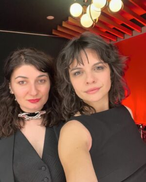 Mădălina Craiu Instagram - Încă o seară la @premiilegopo și fotografii pentru care le mulțumesc lui @cosmin.kleiner, Adrian Holerga și bunei mele prietene @ioanasourcherry care reușește să mă prindă în cele mai neortodoxe momente, dar care totuși ne definesc relația 
Imense mulțumiri @person_a___ pentru rochia în care poți face orice, păstrând demnitatea ocaziei. Sunt un brand nou si au o colecție super, extrem de comodă și cel mai important, rochiile au buzunare. E foarte important. Știi ce să faci cu mâinile.
M-am și tuns, și pentru ca am o disciplină execrabilă în ceea ce privește cine mă tunde, mi-am făcut programare în primul salon pe care l-am văzut pe stradă. Slavă cerului ca am ajuns pe mâna lui Cătălin de la @gettshairstudioradisson , pe care cale îi mulțumesc, îmi place mult ce a ieșit dintr-o pornire atât de impulsivă
