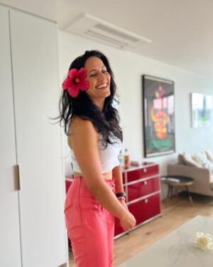 Madeleine Sami Instagram - 🌺happy lil scallywag 🖤 📸: @sambaschutte 🌺: @anapelapolataivao 👖: @stolengirlfriendsclub 🎽: cotton on probs