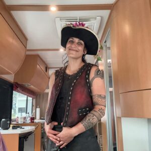 Madeleine Sami Instagram - More #ofmd2 bts shenanigans for anyone inclined 🏴‍☠️ 🖤 special shout out to @coramont and @teneseejade for painstakingly removing Archie’s tattoos with coconut oil every night and graciously putting up with the inevitable muscle show hahahaha 💪🏾 😂