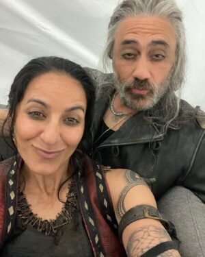 Madeleine Sami Instagram - Where to start with the bts?! Playing Archie was a goddamn joy! What a crew. Love them all 4 lyfe 🖤 🥰 🏴‍☠️