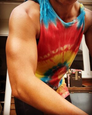 Madeleine Sami Instagram - Where there is demand* I shall supply fam! Yeah I got round 2 of the ‘vid but also GOT GAINZ! 💪🏾
 *no demand whatsoever.
 P.S. Be vigilant out there Aotearoa. Seems a wee ‘Rona surge is afoot. Damn variants side stepping their way around our herd immunity like  @porshwoodman in a tiny bit of space on the wing! 
masc it up fam! 😷 
Also, GOOD LUCK TO OUR MIGHTY @blackferns in the quarterfinals today! Wahoo!!! 🖤