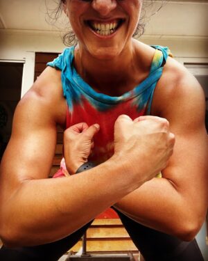 Madeleine Sami Instagram - Where there is demand* I shall supply fam! Yeah I got round 2 of the ‘vid but also GOT GAINZ! 💪🏾
 *no demand whatsoever.
 P.S. Be vigilant out there Aotearoa. Seems a wee ‘Rona surge is afoot. Damn variants side stepping their way around our herd immunity like  @porshwoodman in a tiny bit of space on the wing! 
masc it up fam! 😷 
Also, GOOD LUCK TO OUR MIGHTY @blackferns in the quarterfinals today! Wahoo!!! 🖤