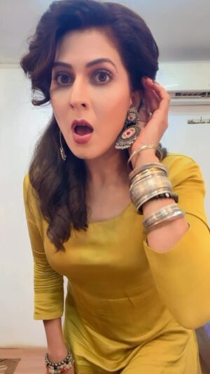 Madhavi Nimkar Instagram - Just give a Biiiiiggg smile 😁…
Turn up the volume and dance 💃
.
.
#dance #smile #behappy #beyou ❤️