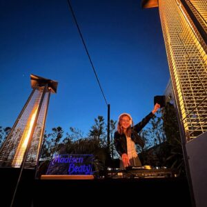 Madisen Beaty Instagram - Cause day & night…who’s coming out this Friday? Stoked to join the lineup @birdhouselosangeles & it’s going to be a good one. House & good vibes at @lostbutfoundbar 🪩 as always -> link in biooooo

Photos from @canopyclub.la thanks for having me 🦩