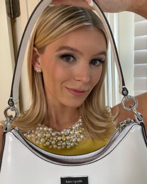 Madison Thompson Instagram - 💛💐⭐️ morning sunshine!!!

starting the am off with @ktla5news wearing @katespadeny 🌻